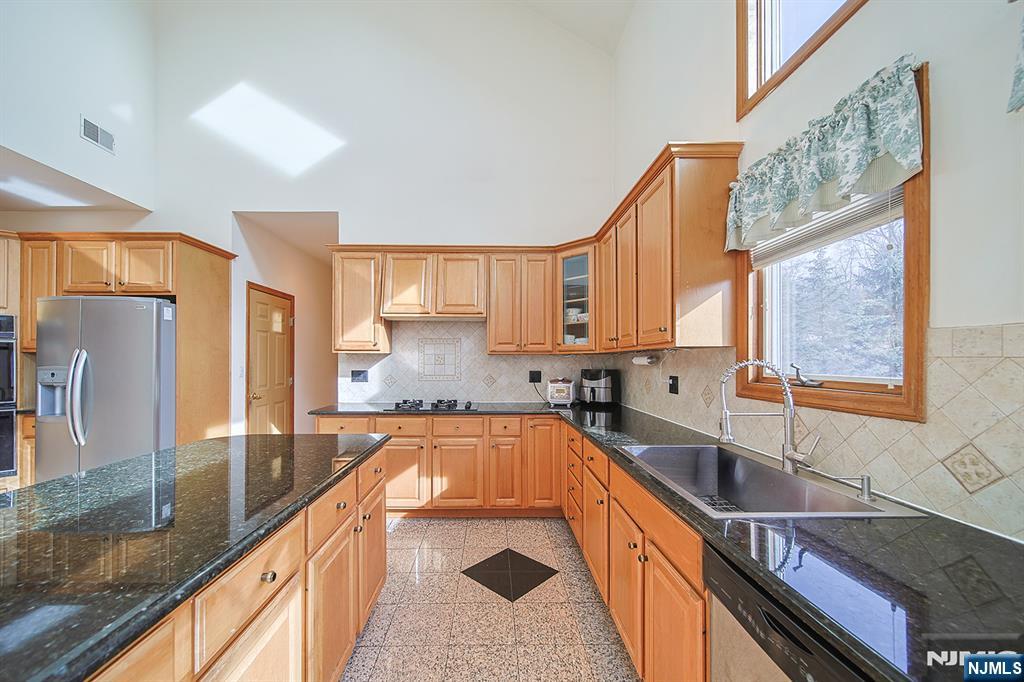 19 Dave Espie Way Wayne, NJ 07470 - Photo 16 of 49