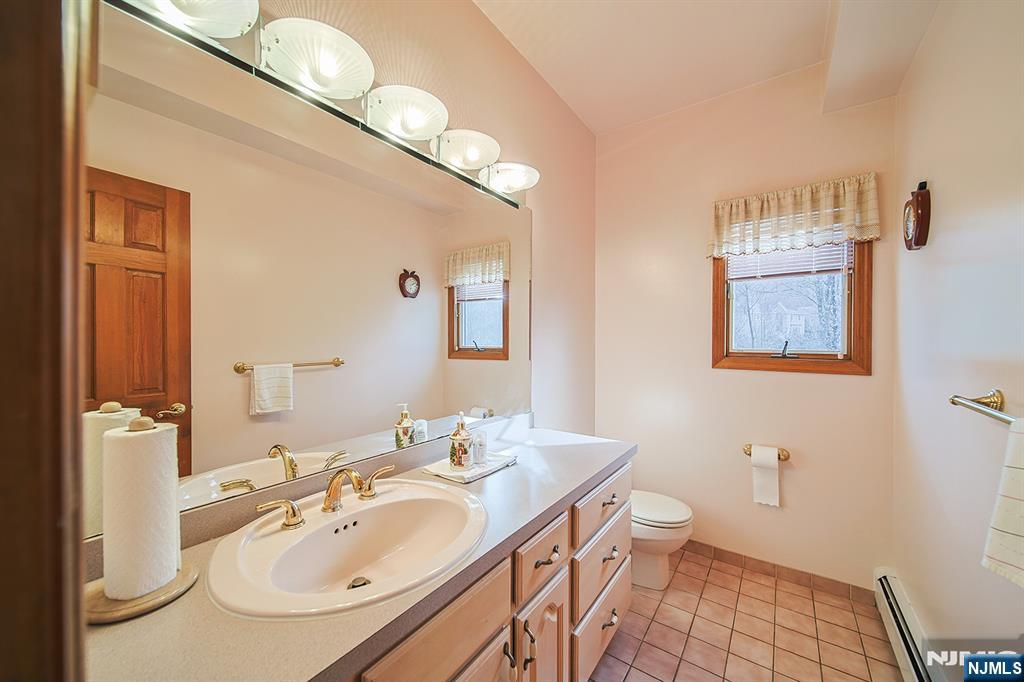 19 Dave Espie Way Wayne, NJ 07470 - Photo 23 of 49