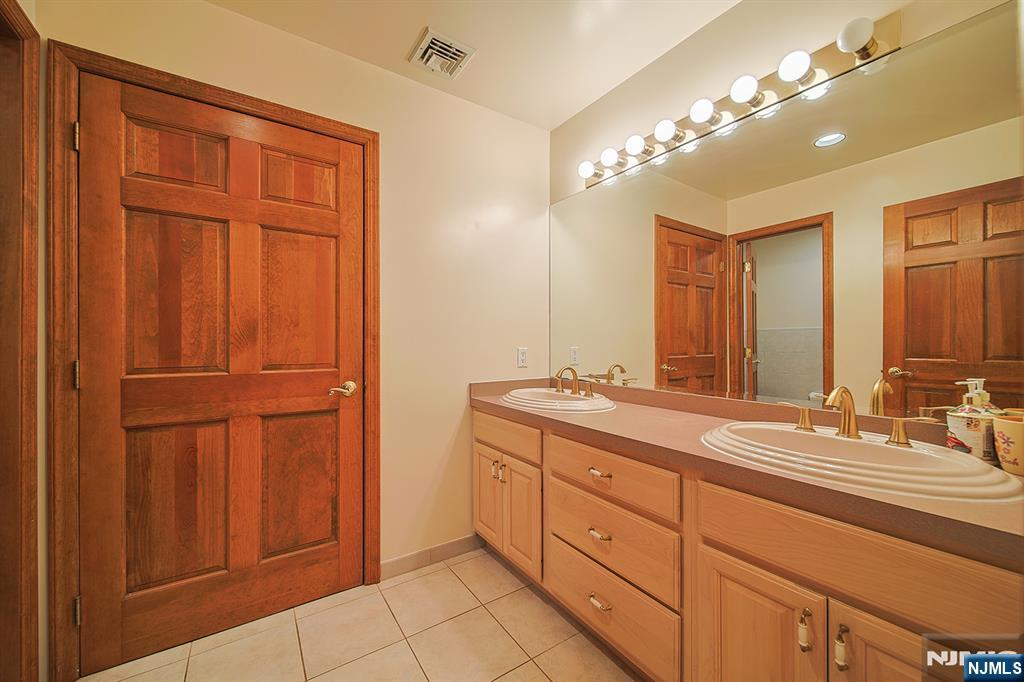 19 Dave Espie Way Wayne, NJ 07470 - Photo 41 of 49