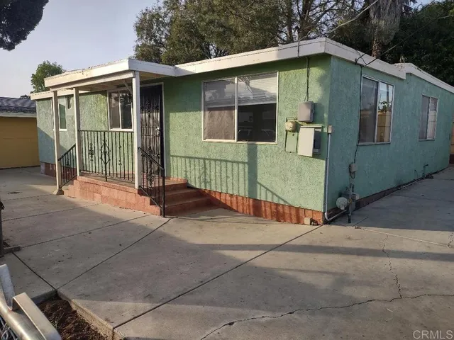 a view of a house with backyard and porch