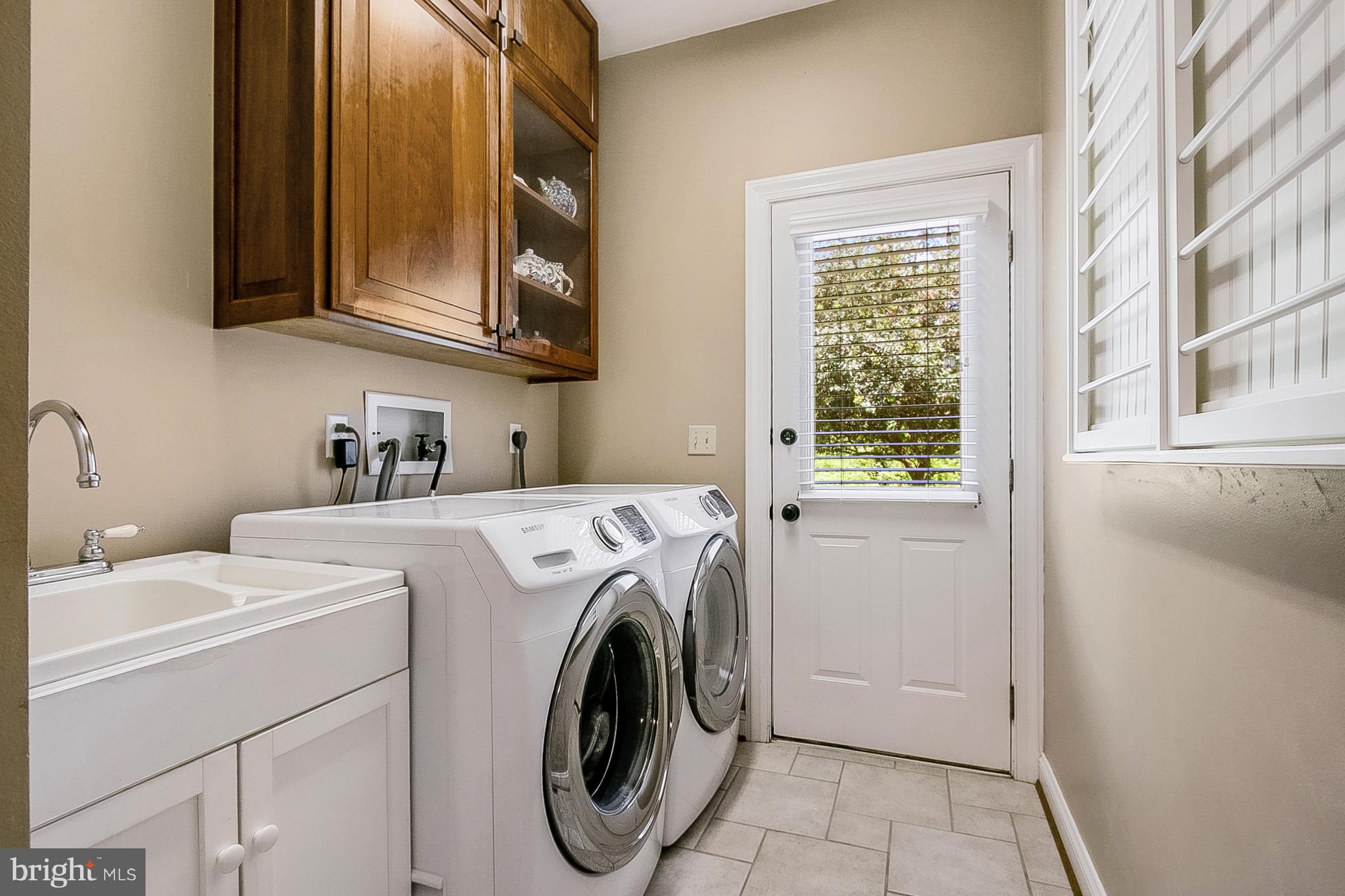 204 South Pond Road Hockessin, DE 19707 - Photo 31 of 39 Lndry Rm w/Cabinets,Utility Tub & Door to Exterior