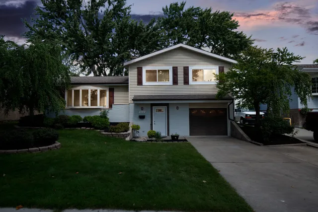 $3,000 | 9012 89th Street, Hickory Hills, IL 60457