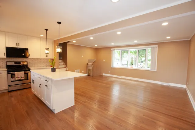 $3,000 | 9012 89th Street, Hickory Hills, IL 60457