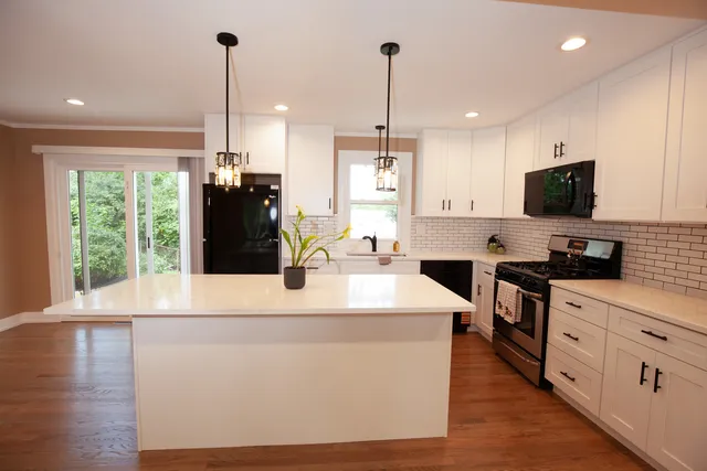 $3,000 | 9012 89th Street, Hickory Hills, IL 60457