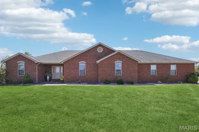 $699,000 | 15556 Old State Road, Carlyle, IL 62231