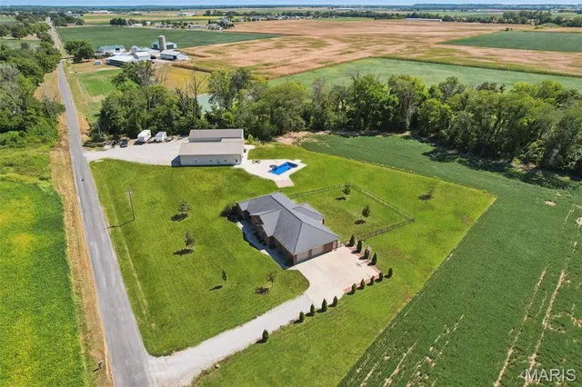 $699,000 | 15556 Old State Road, Carlyle, IL 62231