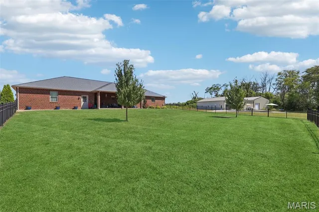 $699,000 | 15556 Old State Road, Carlyle, IL 62231