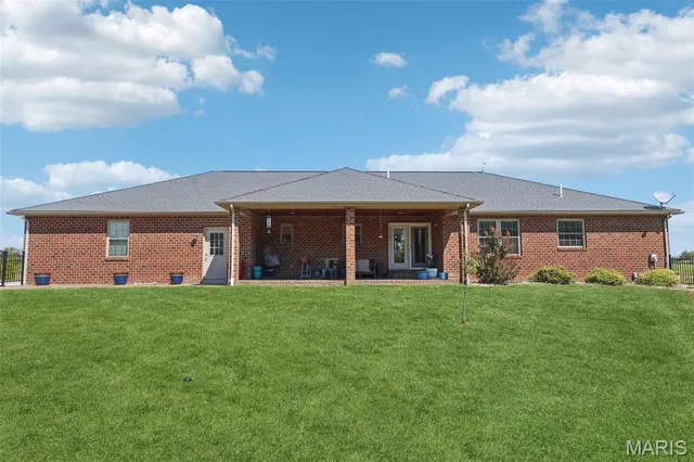 $699,000 | 15556 Old State Road, Carlyle, IL 62231