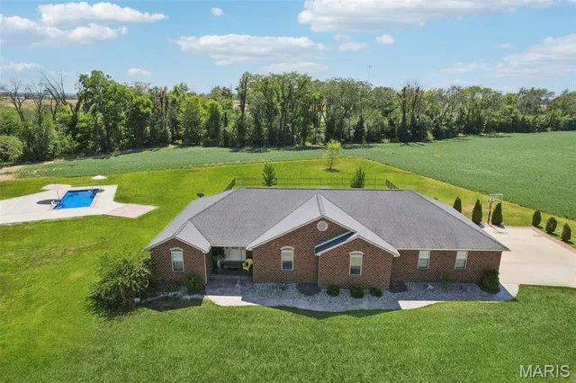 $699,000 | 15556 Old State Road, Carlyle, IL 62231