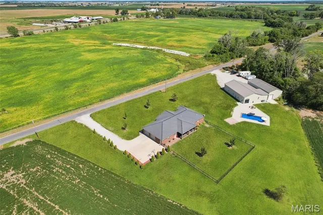 $699,000 | 15556 Old State Road, Carlyle, IL 62231