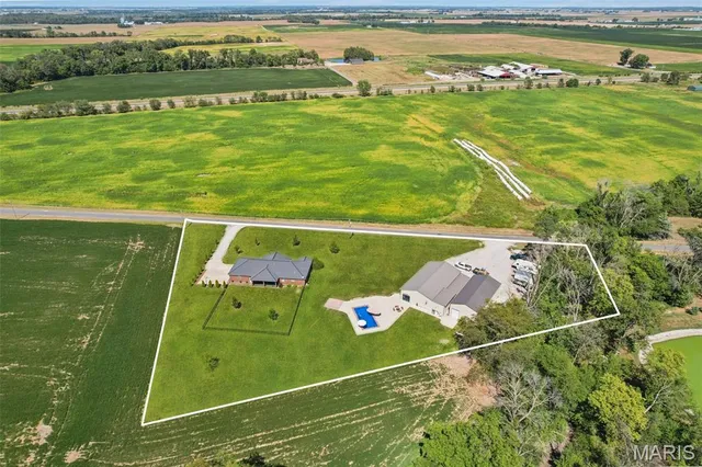 $699,000 | 15556 Old State Road, Carlyle, IL 62231