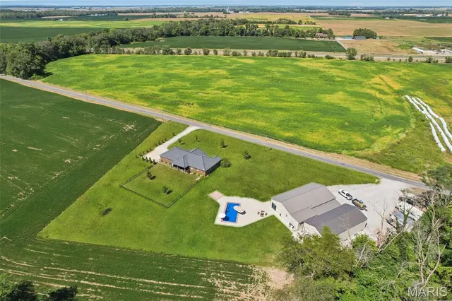 $699,000 | 15556 Old State Road, Carlyle, IL 62231