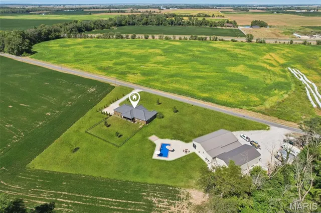 $699,000 | 15556 Old State Road, Carlyle, IL 62231