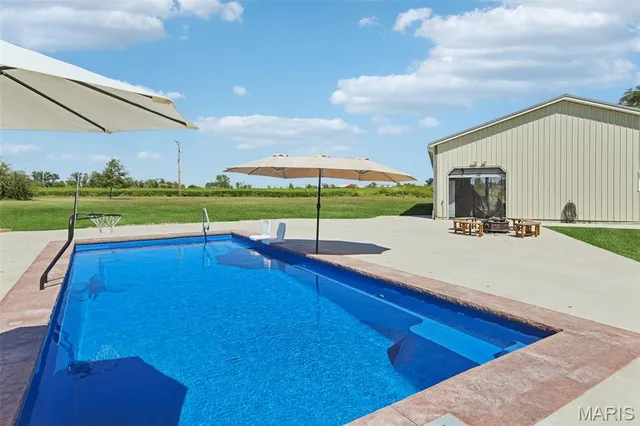 $699,000 | 15556 Old State Road, Carlyle, IL 62231