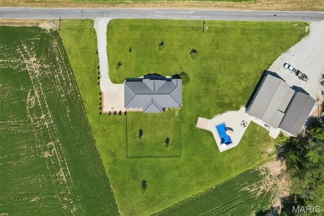 $699,000 | 15556 Old State Road, Carlyle, IL 62231