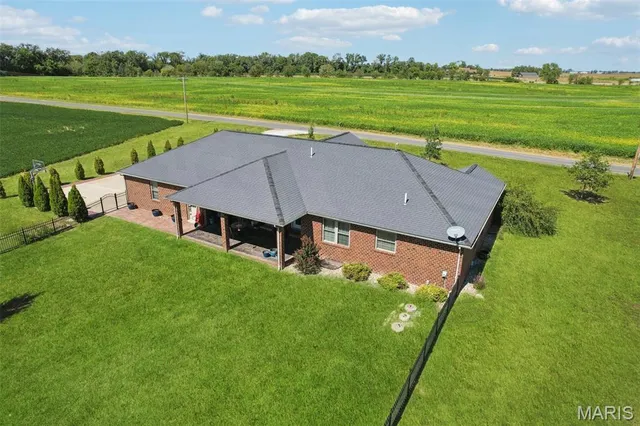 $699,000 | 15556 Old State Road, Carlyle, IL 62231