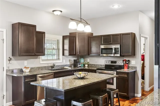 $699,000 | 15556 Old State Road, Carlyle, IL 62231