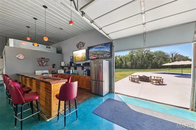 $699,000 | 15556 Old State Road, Carlyle, IL 62231