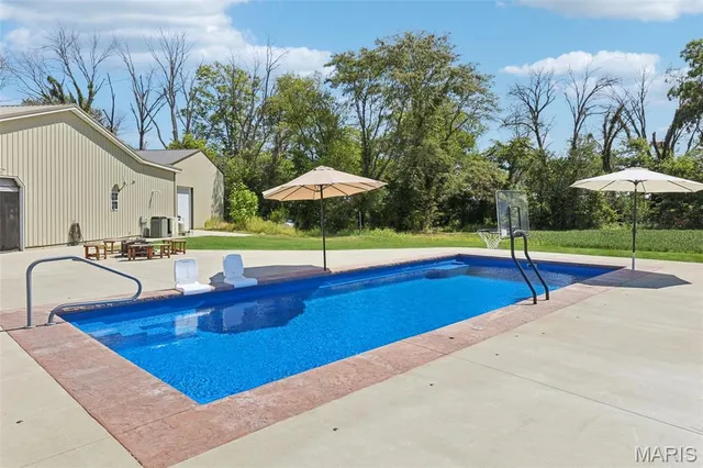 $699,000 | 15556 Old State Road, Carlyle, IL 62231