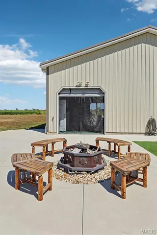 $699,000 | 15556 Old State Road, Carlyle, IL 62231