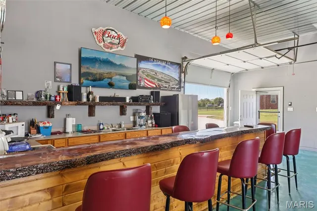 $699,000 | 15556 Old State Road, Carlyle, IL 62231