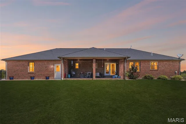 $699,000 | 15556 Old State Road, Carlyle, IL 62231