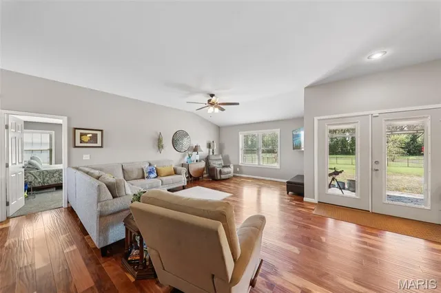 $699,000 | 15556 Old State Road, Carlyle, IL 62231