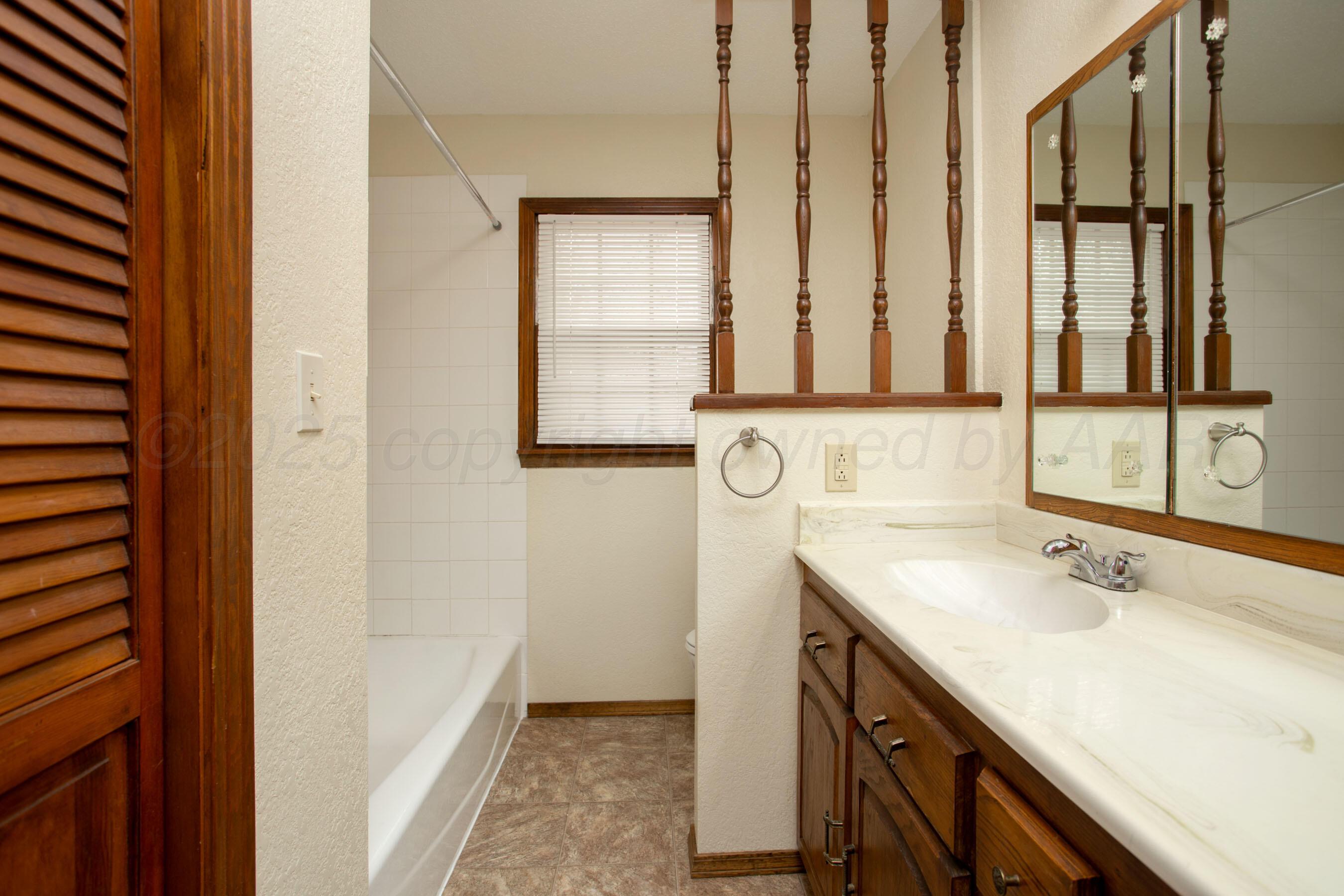 4405 South Ong Street Amarillo, TX 79110 - Photo 17 of 28 Hall full bathroom