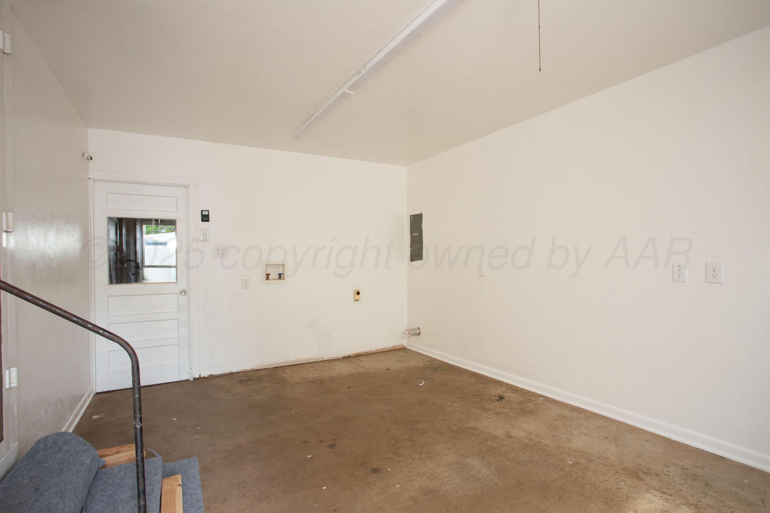 4405 South Ong Street Amarillo, TX 79110 - Photo 21 of 28 Huge laundry:mudroom:utility