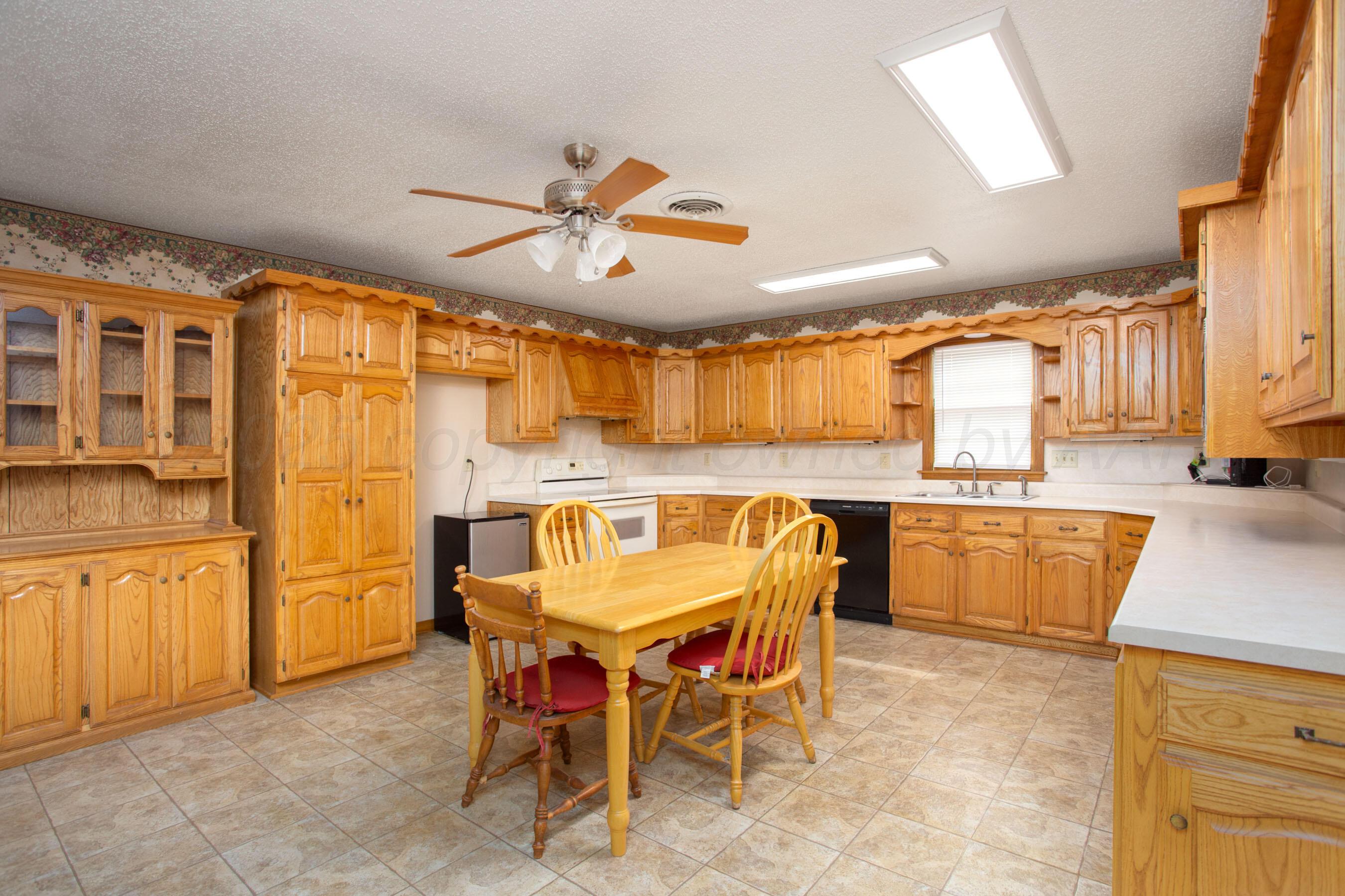4405 South Ong Street Amarillo, TX 79110 - Photo 8 of 28 Beautiful wood cabinets