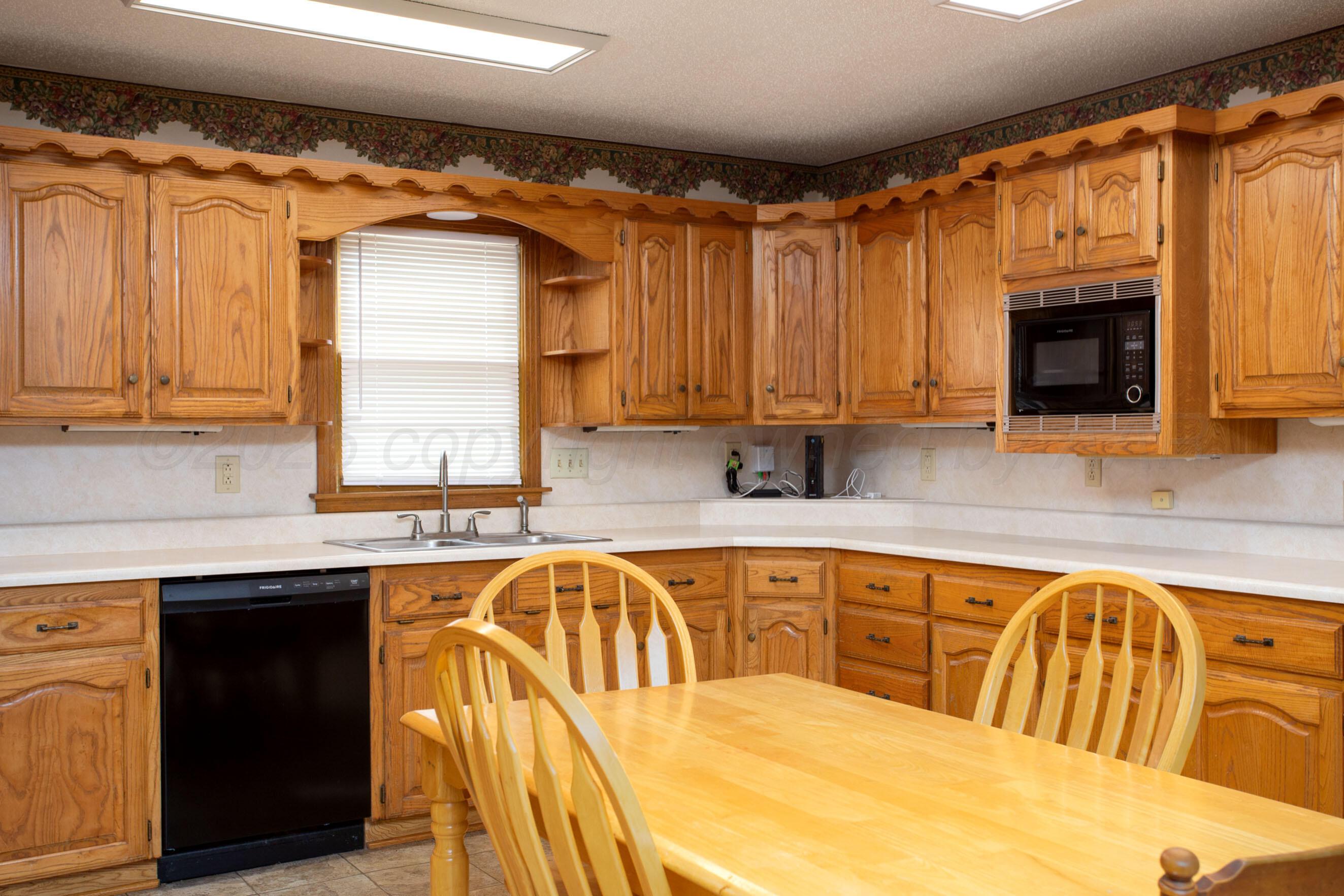 4405 South Ong Street Amarillo, TX 79110 - Photo 9 of 28 Lots of cabinets & counter space