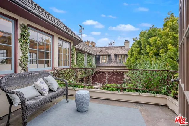 a view of a house and outdoor space
