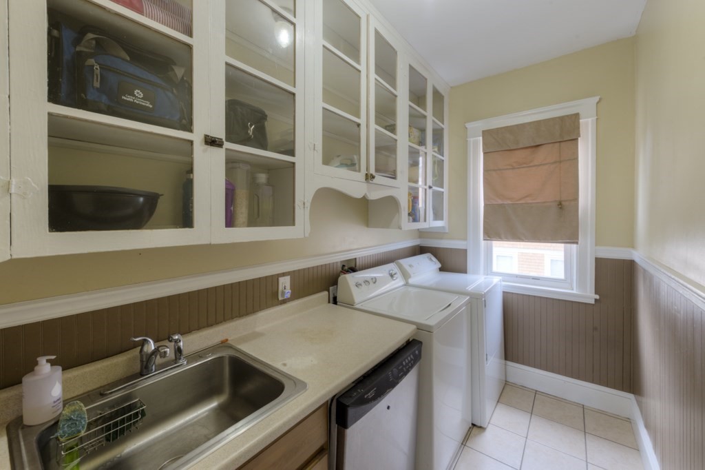 39 Woodford Street, Unit 3 Worcester, MA 01604 - Photo 22 of 37 a bathroom with a sink and a mirror