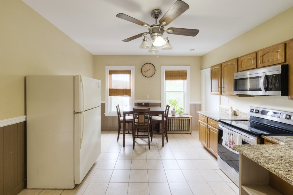 39 Woodford Street, Unit 3 Worcester, MA 01604 - Photo 28 of 37 a large kitchen with a table and chairs