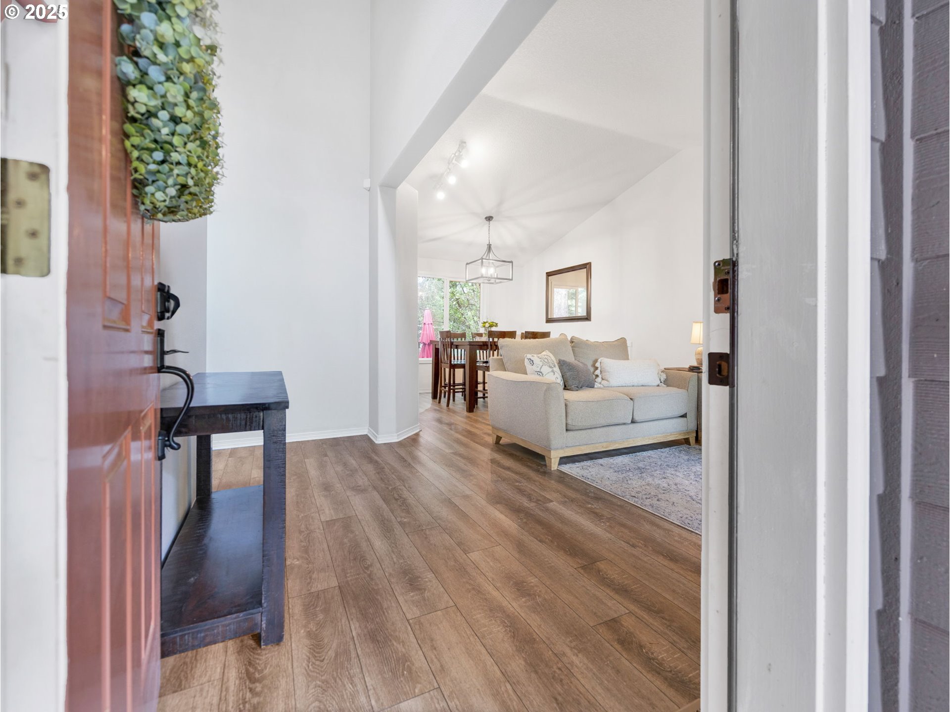 10340 Southwest Dunlin Place Beaverton, OR 97007 - Photo 4 of 46 Entrance/Foyer