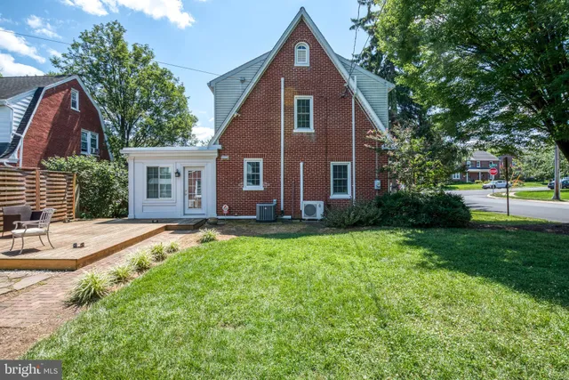 a view of a house with backyard and sitting area