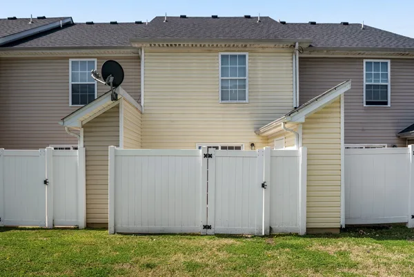 a view of a house with yard