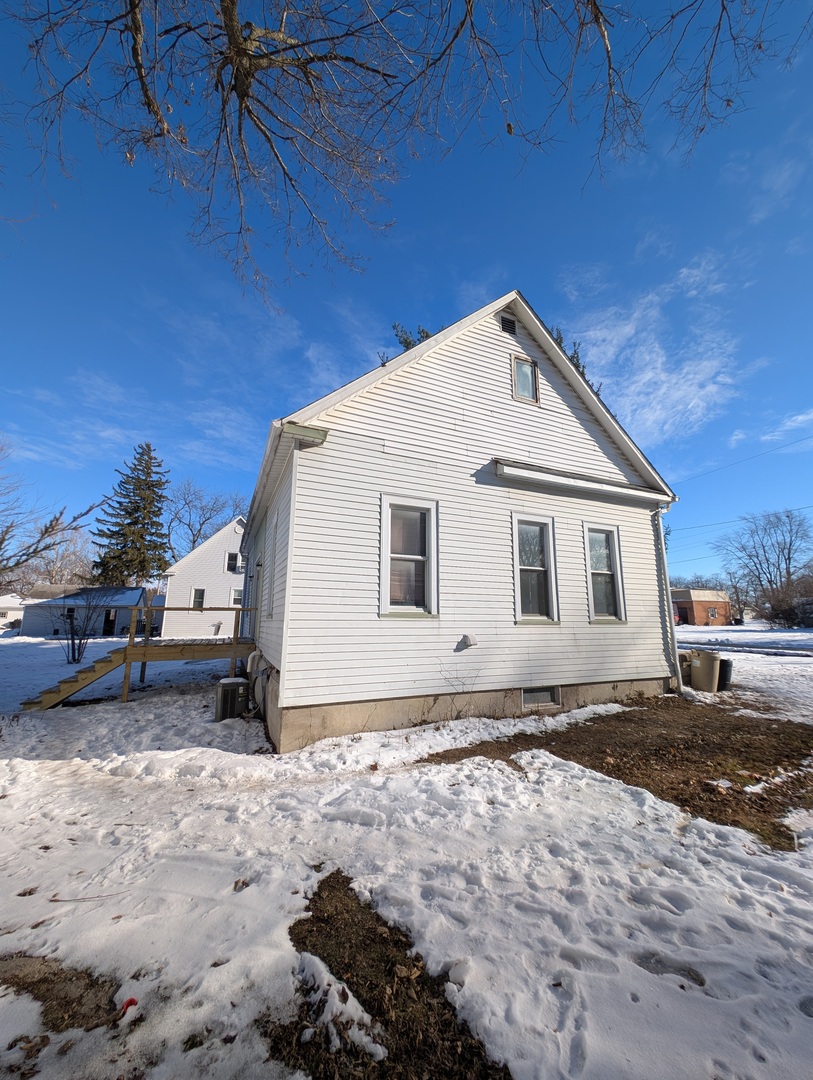543 East 3rd Street El Paso, IL 61738 - Photo 2 of 21 a big house with a large tree in front of it