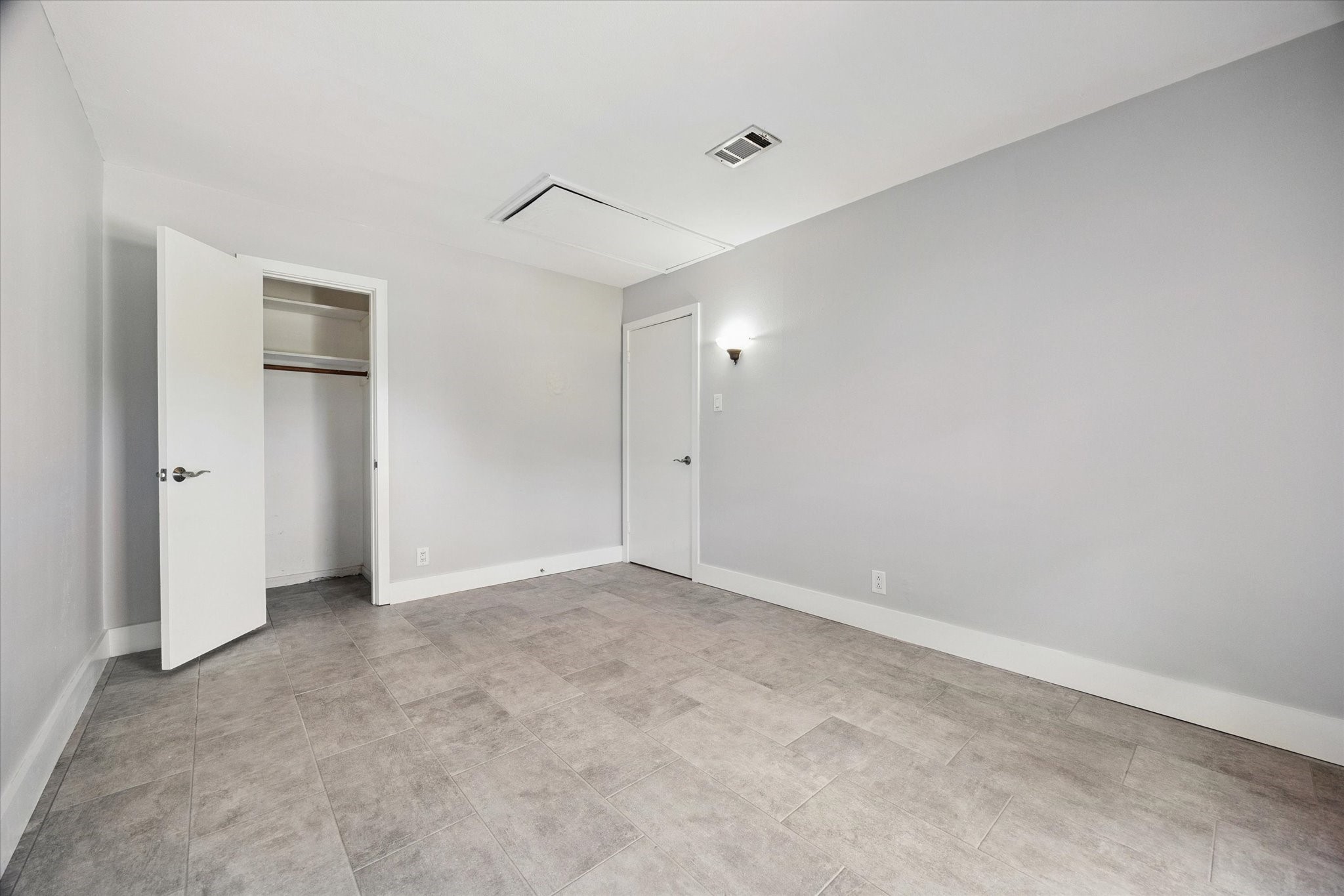 9407 Meadowbriar Lane Houston, TX 77063 - Photo 25 of 31 an empty room with closet and a hallway