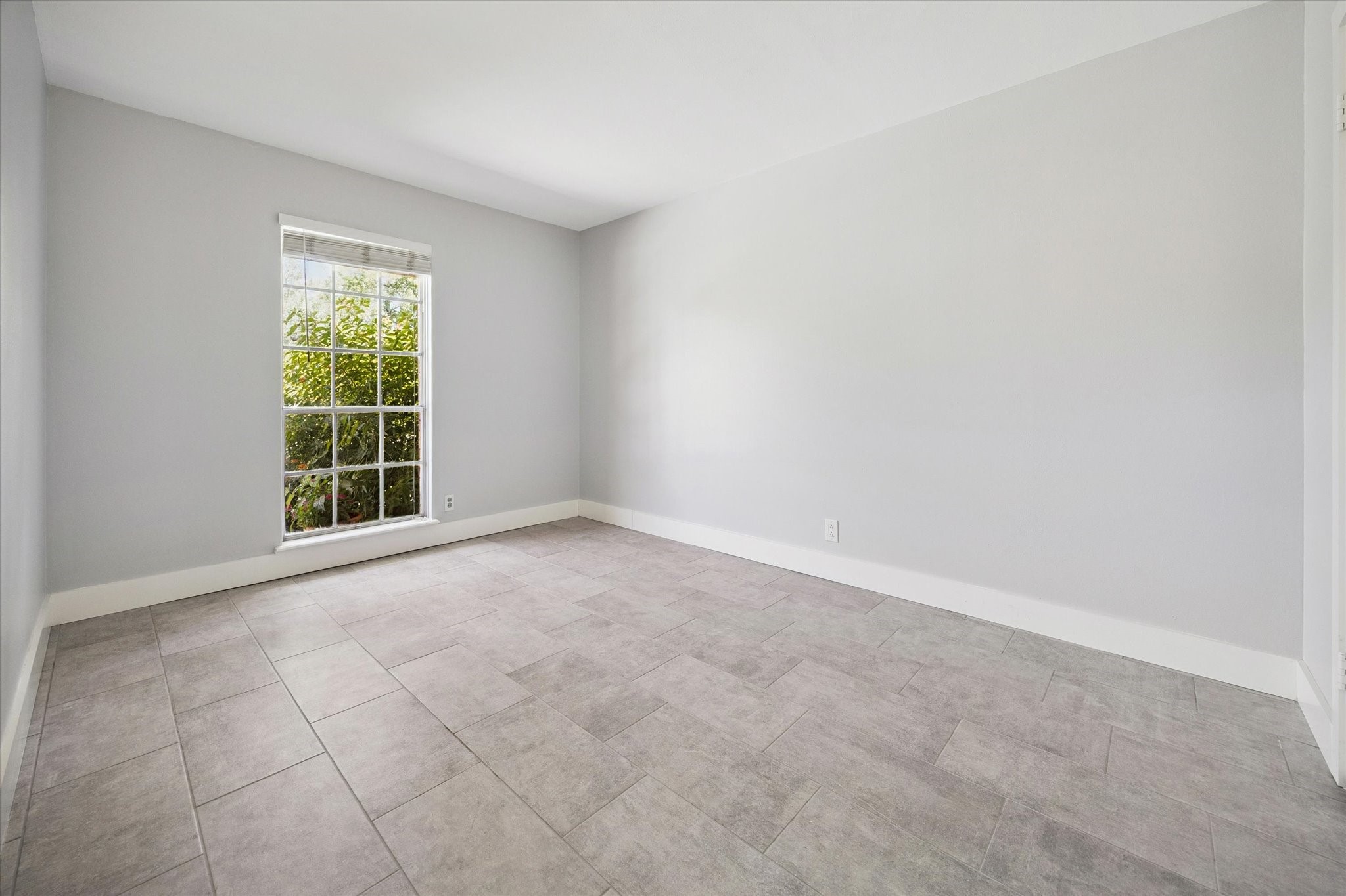 9407 Meadowbriar Lane Houston, TX 77063 - Photo 26 of 31 an empty room with windows
