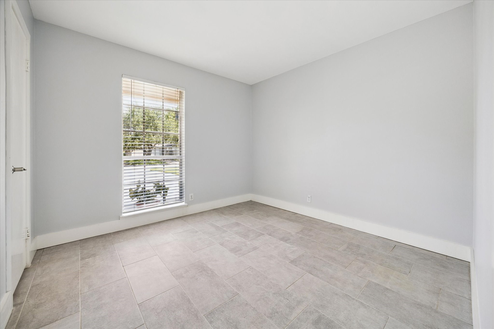 9407 Meadowbriar Lane Houston, TX 77063 - Photo 28 of 31 an empty room with windows