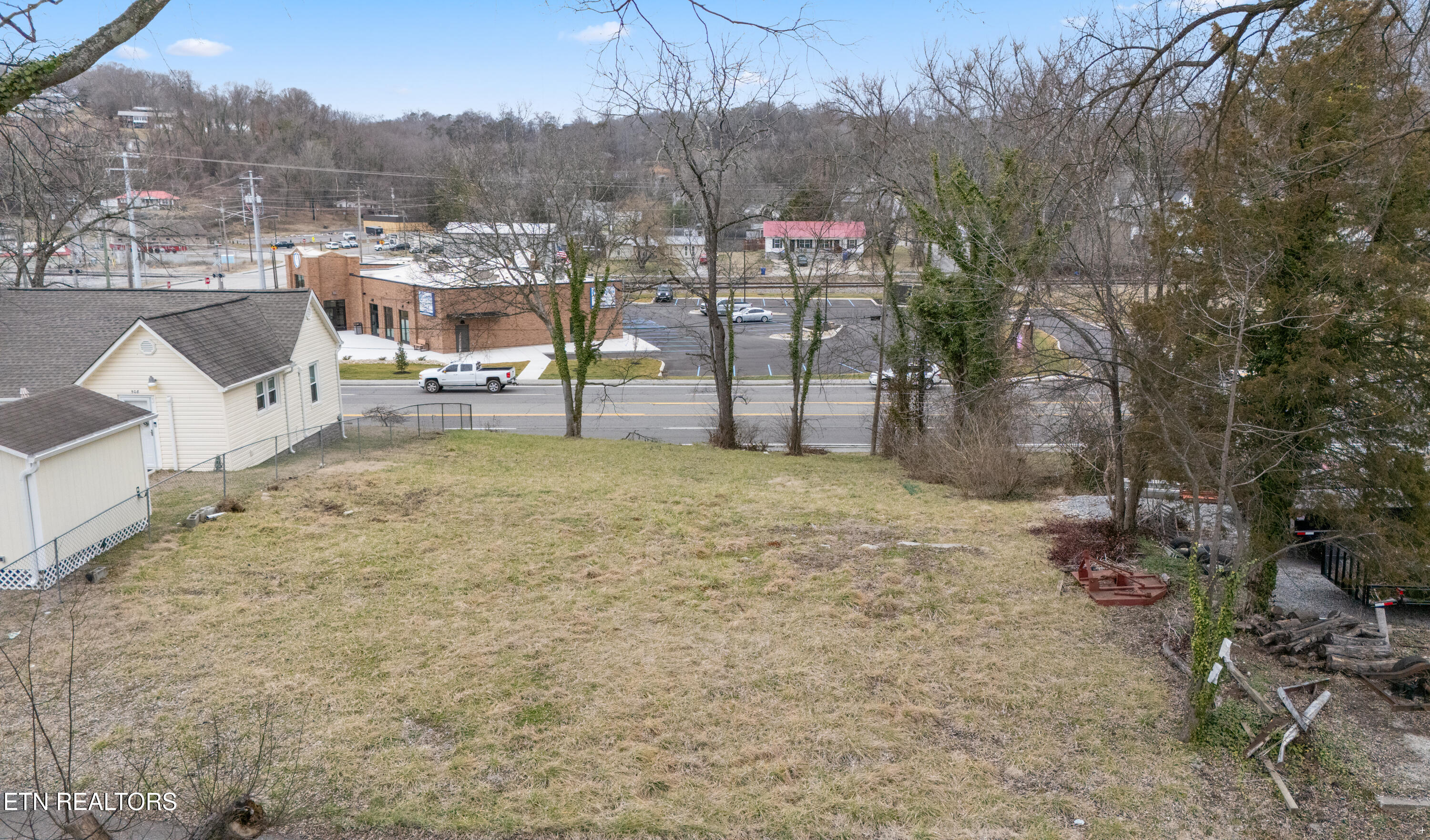 512 Carlock Street Clinton, TN 37716 - Photo 4 of 9 Positive Perceptions-3