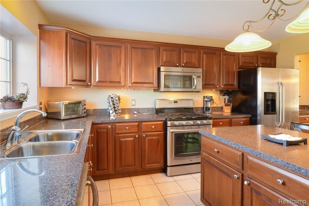 930 Ridgeview Circle Lake Orion, MI 48362 - Photo 12 of 36 CNG_2157Blended.jpg