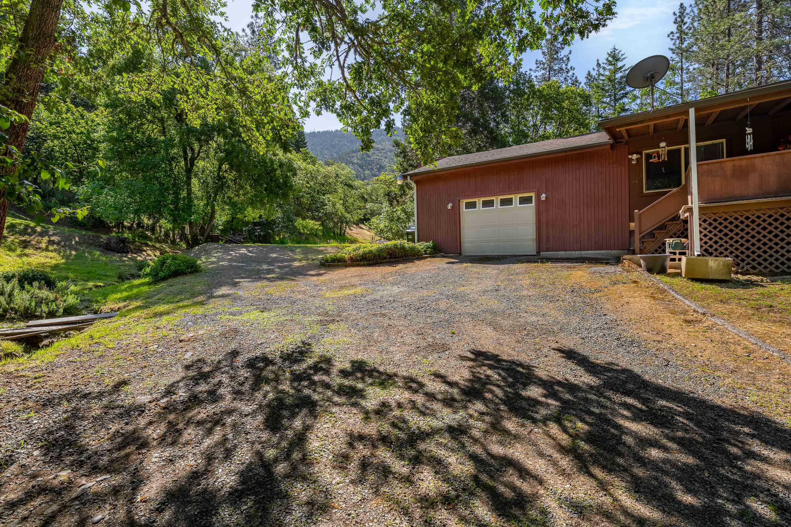 905 Summit Loop Grants Pass, OR 97527 - Photo 27 of 43 Driveway