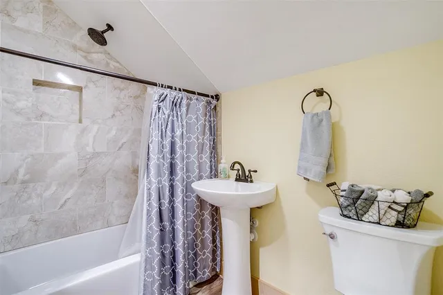 a view of a house with swimming pool and a yard