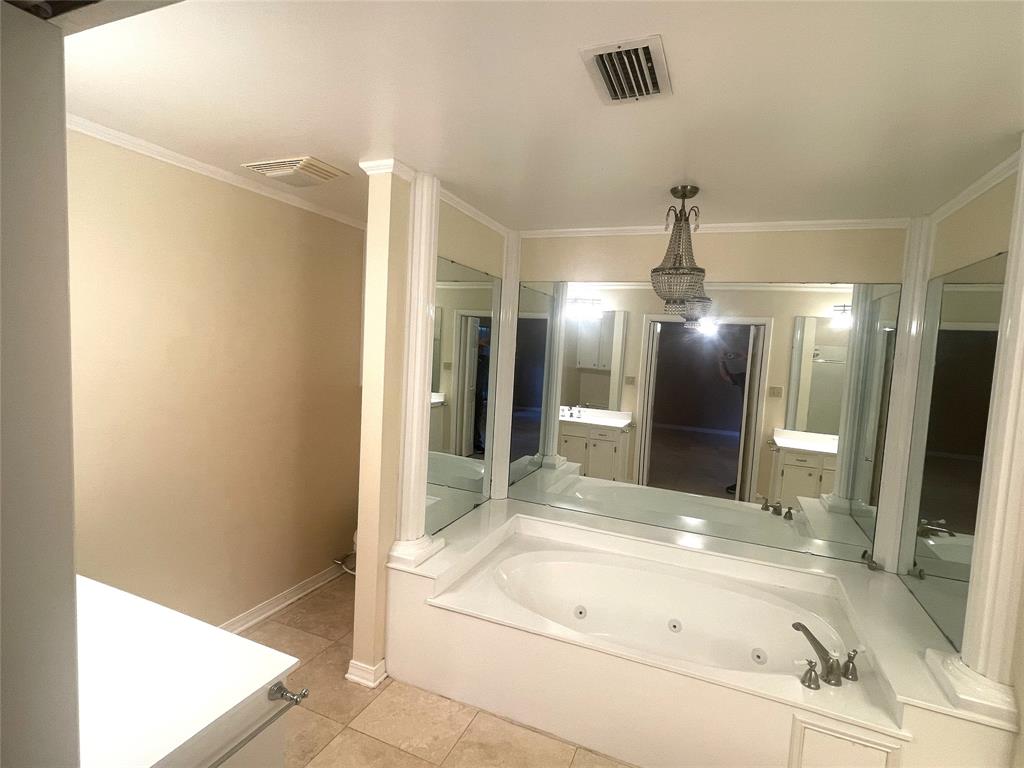 720 Coachlight Road Shreveport, LA 71106 - Photo 16 of 22 Downstairs Master Bathroom with jetted tub and separate water closet
