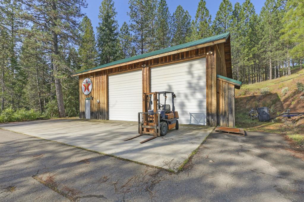 5901 Traverse Creek Road Garden Valley, CA 95633 - Photo 77 of 98 a view of a house with backyard and sitting area