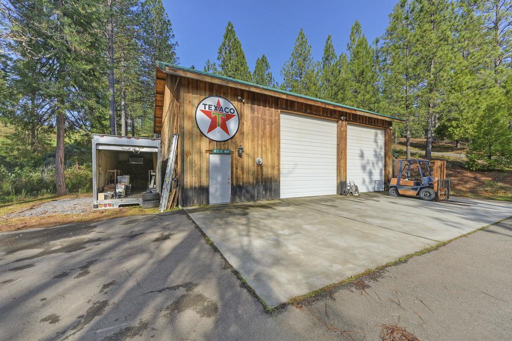 5901 Traverse Creek Road Garden Valley, CA 95633 - Photo 79 of 98 view of detached garage