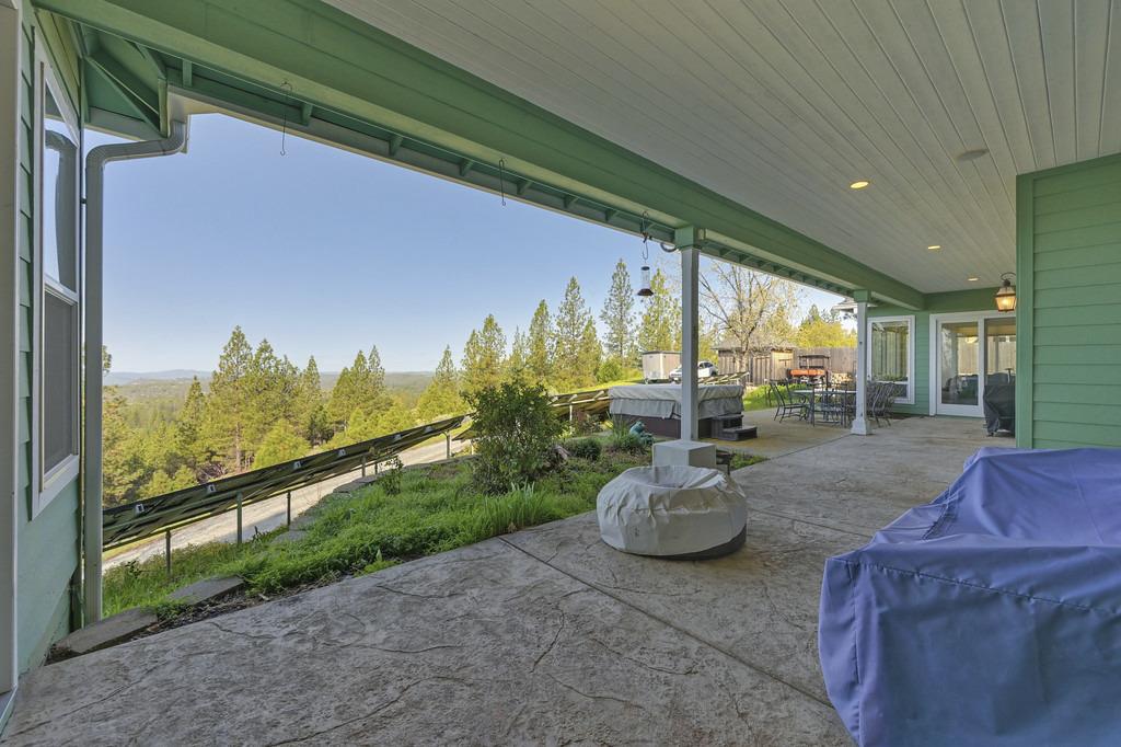5901 Traverse Creek Road Garden Valley, CA 95633 - Photo 92 of 98 a living room with patio furniture and a potted plant