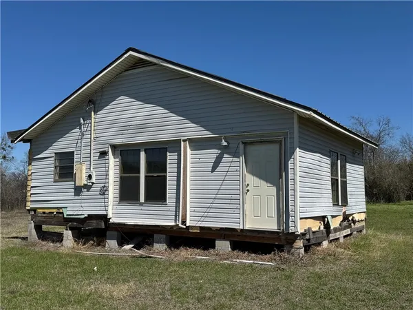 $129,000 | 305 2nd Street, Lott, TX 76656